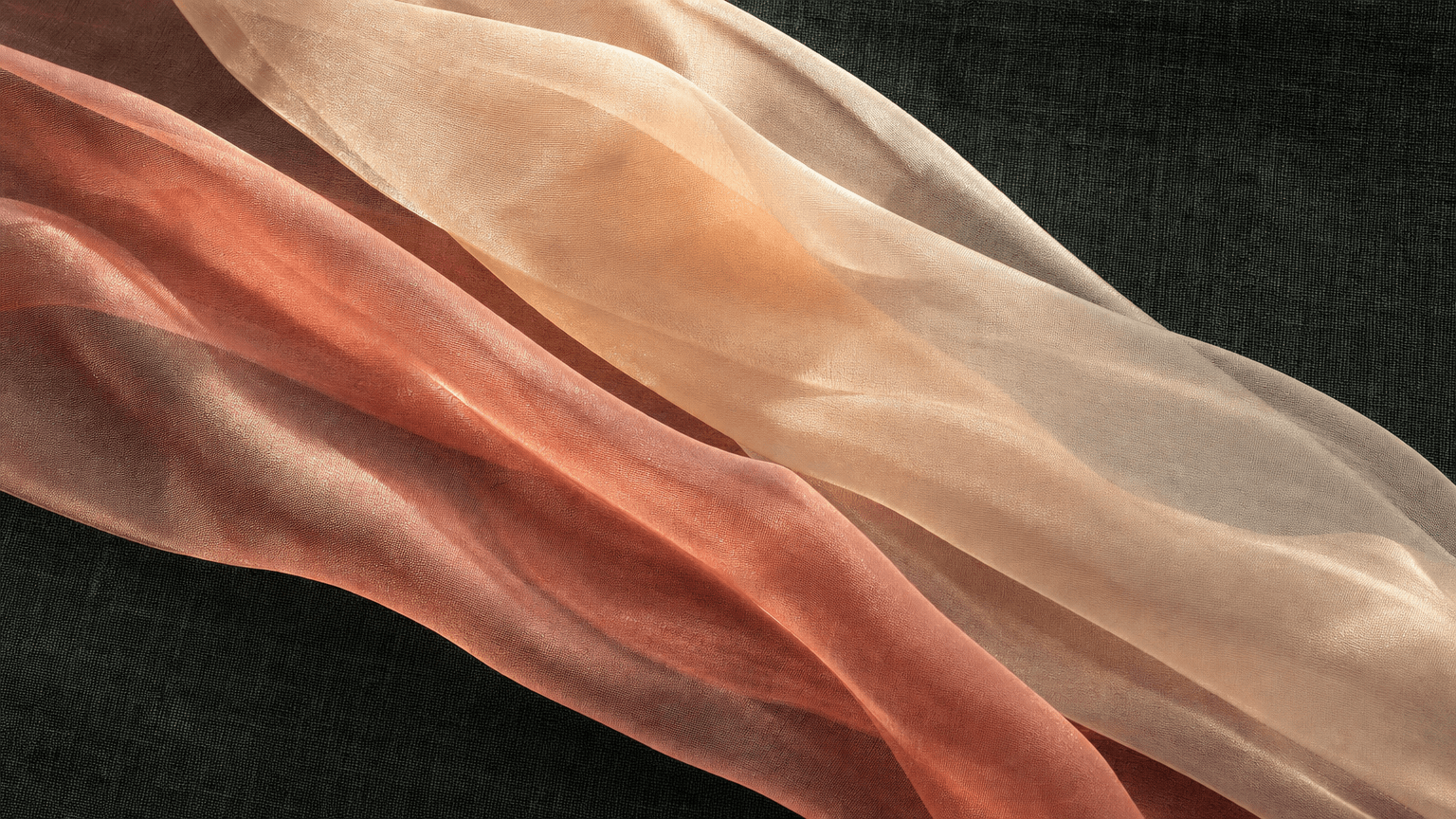 Zwei überlappende Seiden-Organza-Schichten in dusty-coral und bone-cream über charcoal-grünem Leinen — Symbol der zwei SMAS-Schichten