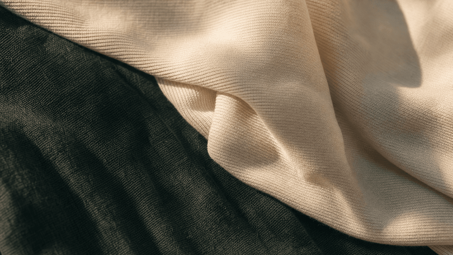 Charcoal-grünes Leinen mit dezentem Faltenwurf — Symbol der konservativen Kompressionstherapie