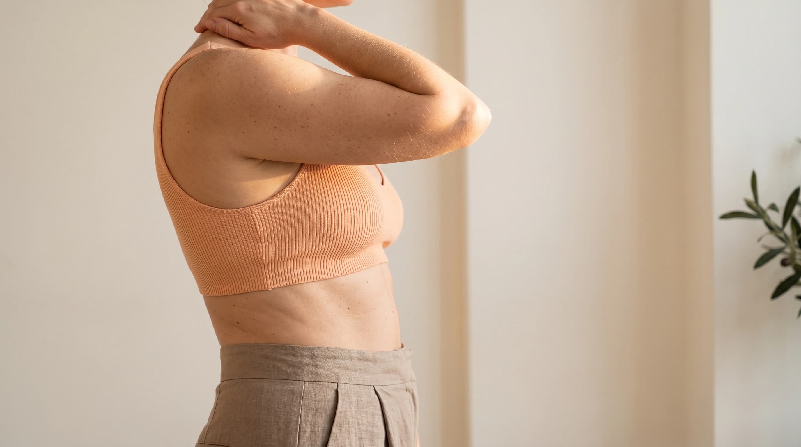 Editorial Body-Komposition in peach Strick-Bralette und sand-taupe Leinen — natürliche Kontur post-Lipo, Praxis Ästhetik am Isartor München