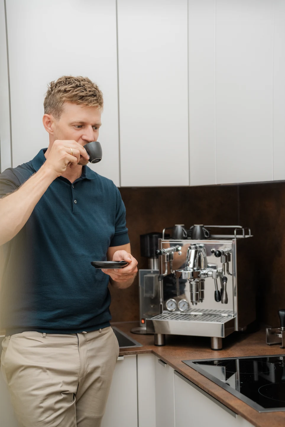 Arbeitsalltag in der Praxis Ästhetik am Isartor München — ein Moment an der Espressomaschine