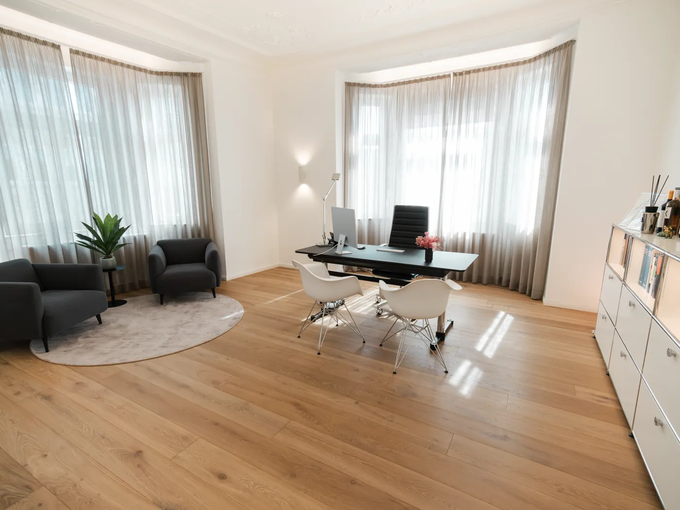 Sprechzimmer der Praxis Ästhetik am Isartor München mit Tageslicht und Stuckdecke