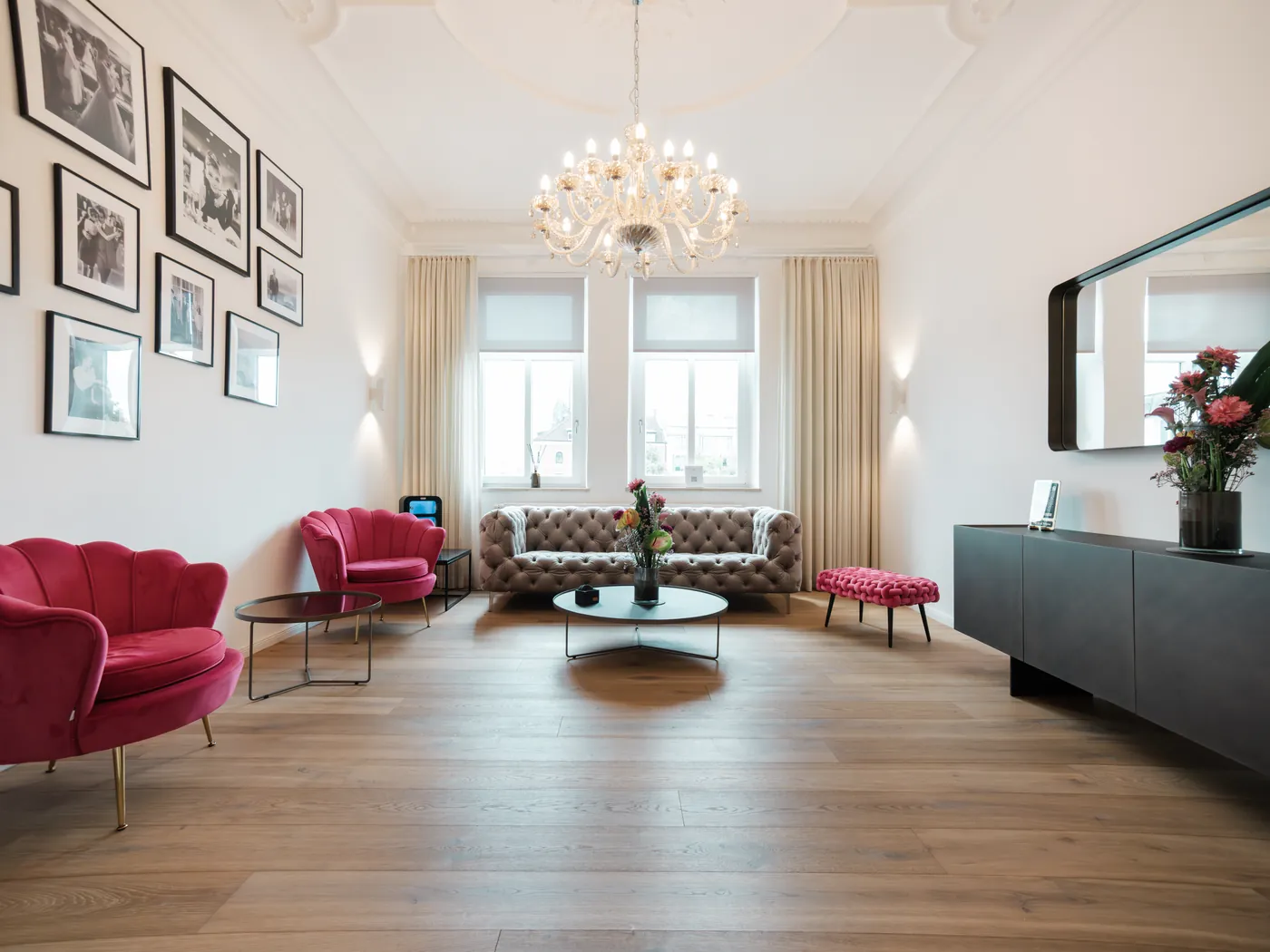 Wartebereich der Praxis Ästhetik am Isartor München — Altbau mit Kronleuchter