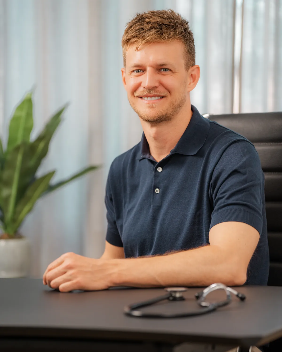 Dr. Fabian Weinschenk im Sprechzimmer der Praxis Ästhetik am Isartor München