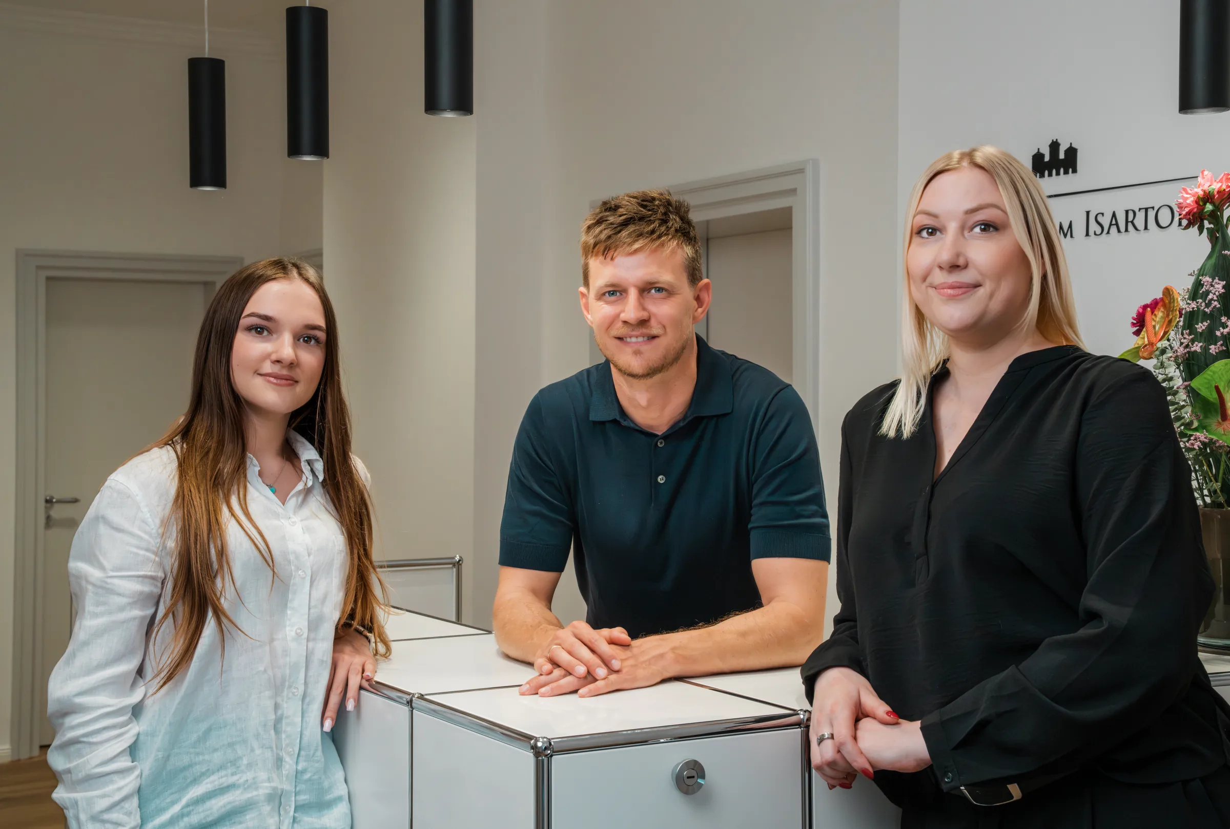 Das Team der Praxis Ästhetik am Isartor München am Empfang